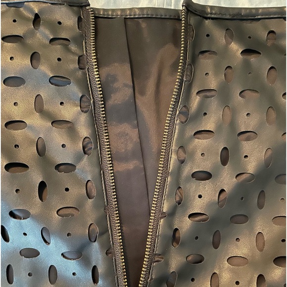 Banana Republic laser cut faux leather skirt NWOT - Picture 5 of 10